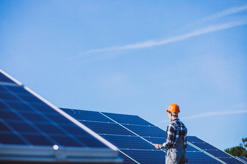 man-worker-firld-by-solar-panels malé