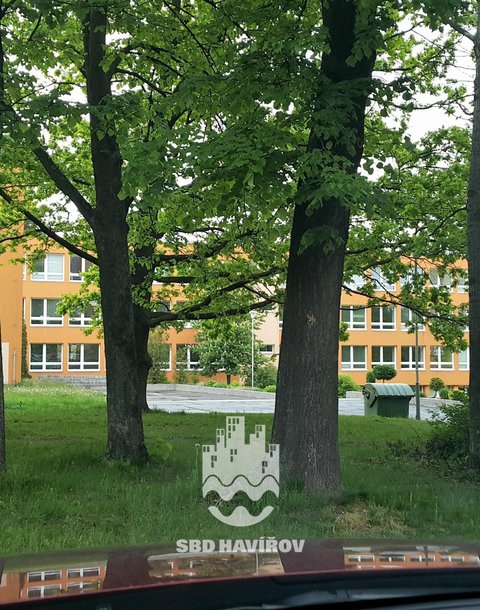 29-Pohled z parkoviště na školu