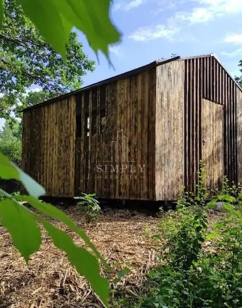 Prodej chaty vhodné k pronájmu na lesním pozemku 1260 m2  - obec Krámy