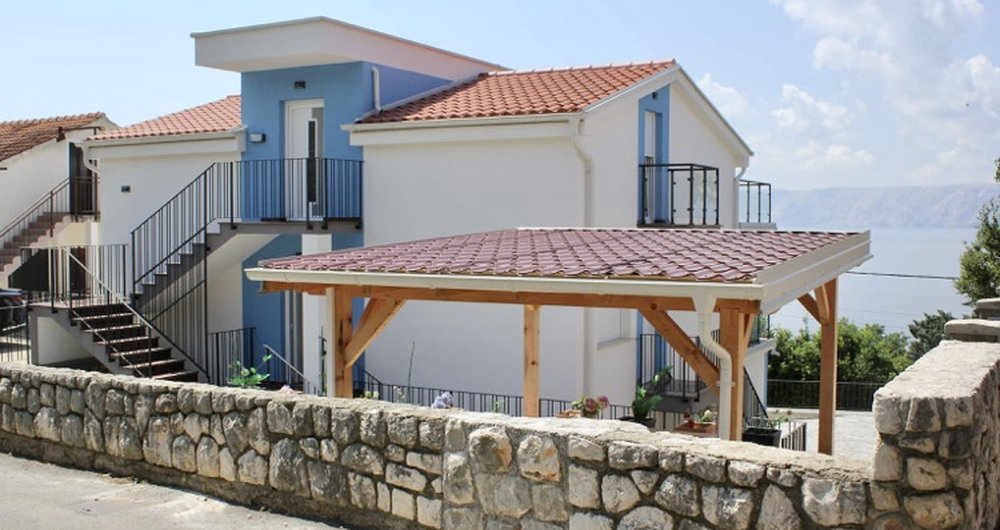 Prodej luxusní vily 400 m2 se 3 apartmány a pozemkem 575 m2 , bazénem a saunou ve městě Novi Vinodolski - Chorvatsko