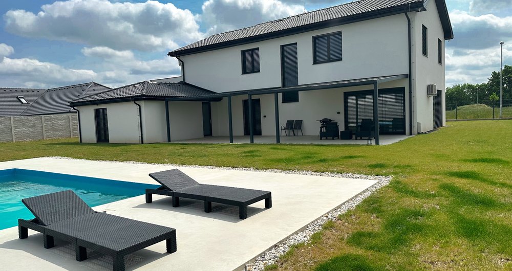 Prodej moderního rodinného domu, 264m² 7KK s pozemkem 1064m² - Dobřejovice