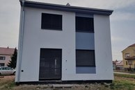 Velké Němčice fasáda s žaluziemi zadní strana krajní dům