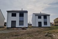 Velké Němčice pohled na fasádu a žaluzie zezadu oba domy