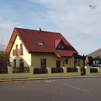 Nabízíme k prodeji samostatně stojící rodinný dům s garáží v žádané lokalitě Chrudim IV. - Markovice.