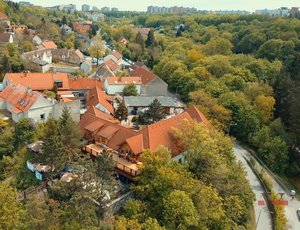 Areál původního zemanského dvora s apartmány a restaurací s výhledem do Prokopského údolí, Praha 5 – Hlubočepy